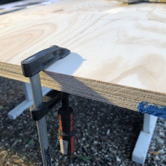 Pindsvinehus byg selv: Få millimeterpræcise udskæringer til pindsvinehus Pindsvinehus byg selv: Klem to krydsfinerpladestumper sammen for præcise udskæringer.